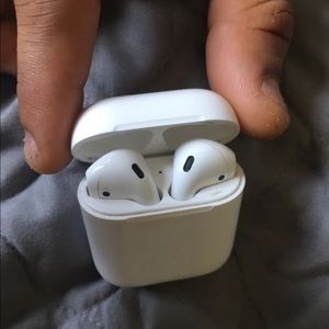 Apple 2nd Gen Airpods
